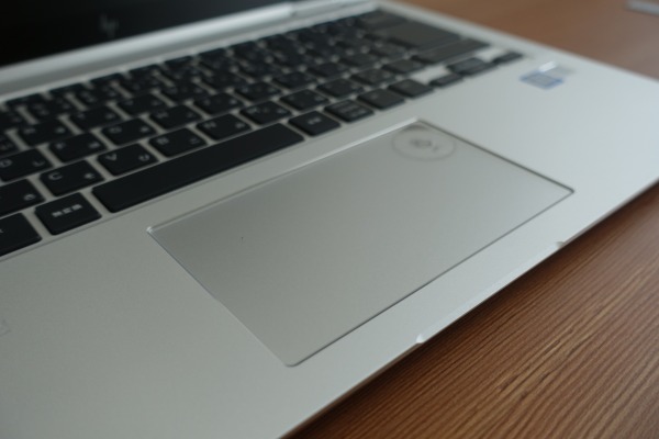 HP EliteBook x360 1040 G5のタッチパッドは表面がつるつるしている