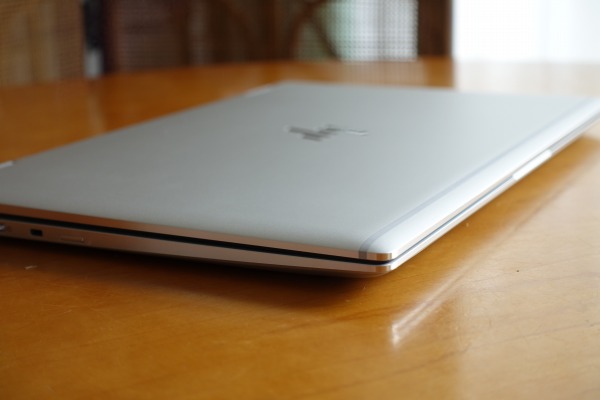 HP EliteBook x360 1040 G5の側面部は鏡面仕上げ