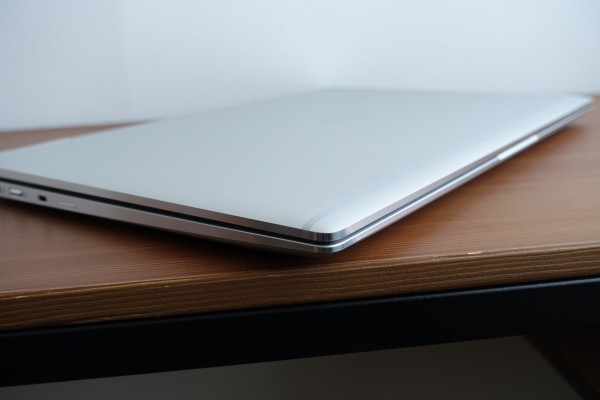 HP EliteBook x360 1040 G6の側面部は鏡面仕上げ