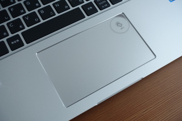 HP EliteBook x360 1040 G6のタッチパッドは表面がつるつるしている