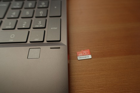 microSDカードをスロットに挿入